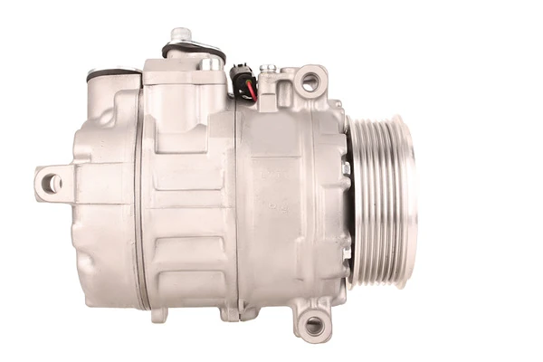 Compresor DENSO 7SEU17C Mercedes Clase E con polea de 100 mm y 7 ranuras